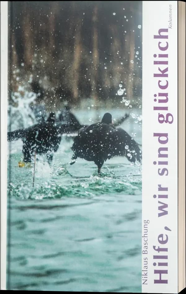 Buchcover «Hilfe, wir sind glücklich»: zwei Vögel, die über aufspritzendes Wasser laufen